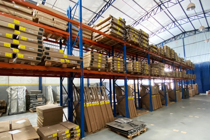 Armazém da Etitec com prateleiras de materiais e insumos
