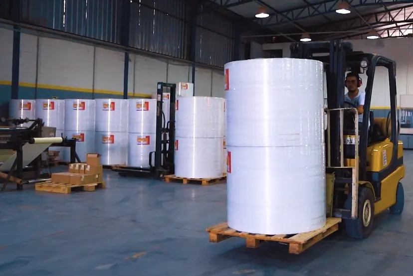 Ambiente industrial da Etitec com bobinas organizadas para movimentação